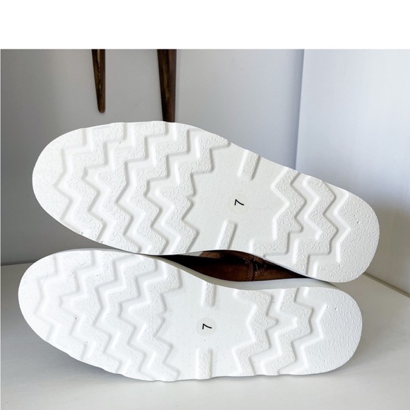 Womens new in box with tags camel color suede ankle boots - Picture 4 of 9